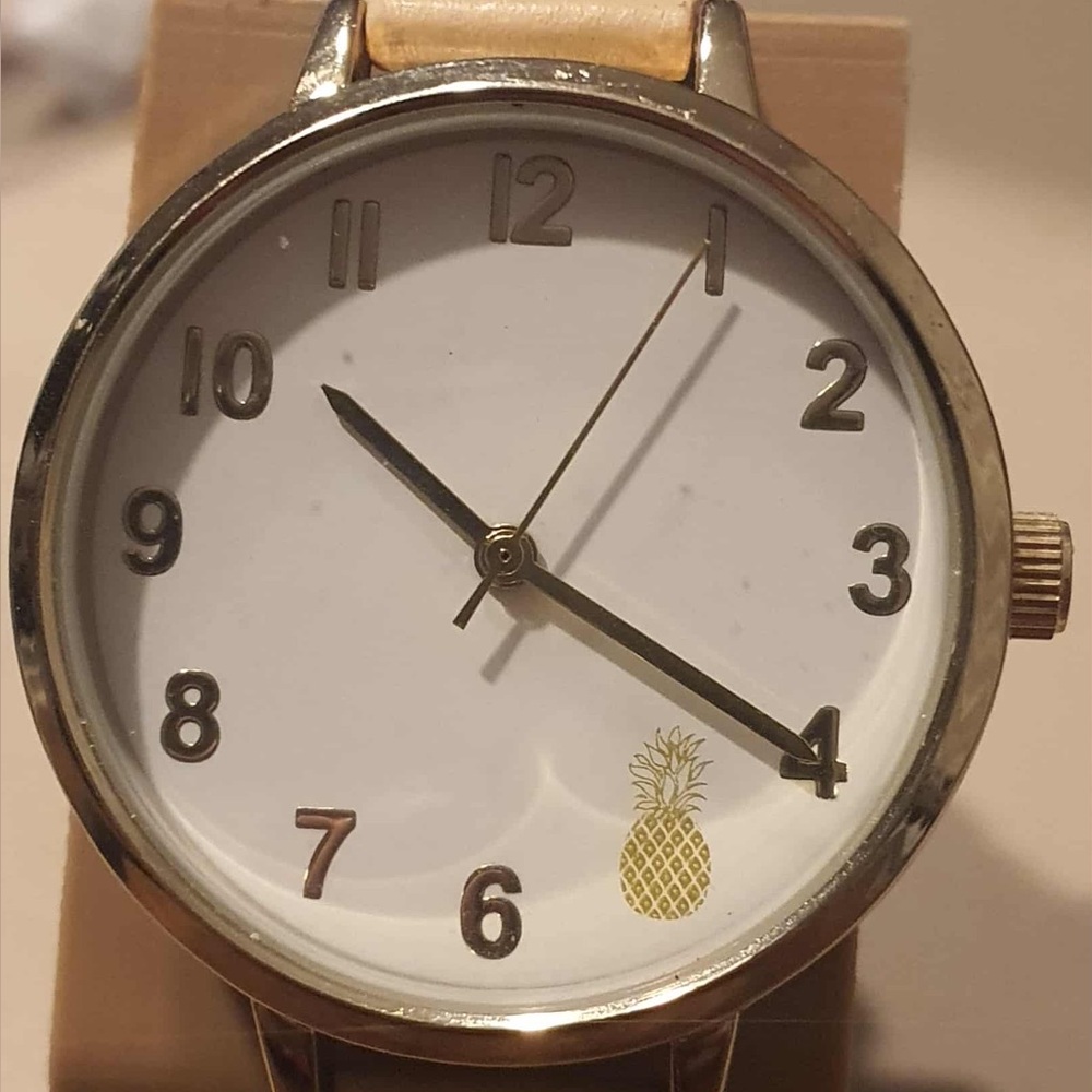 🦋10/$20🦋 FMDBH001 Goldtone/White Leather Pineapple Print Women's Watch